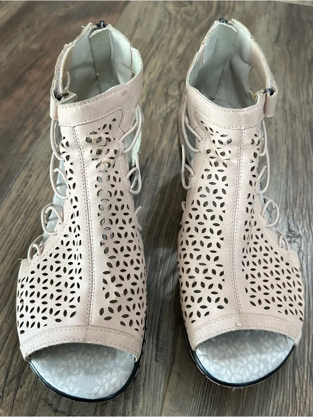 JBU by Jambu laser cut wedge sandals cream peep toe shoes women’s 8.5 NELLY